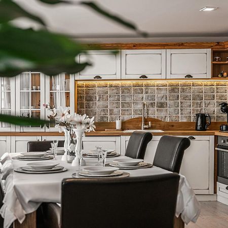 Luxurious And Royal Apartment In The Old Town Братислава Екстериор снимка