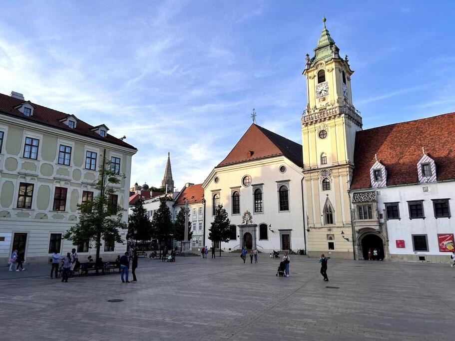 Luxurious And Royal Apartment In The Old Town Братислава Екстериор снимка
