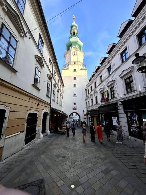 Luxurious And Royal Apartment In The Old Town Братислава Екстериор снимка
