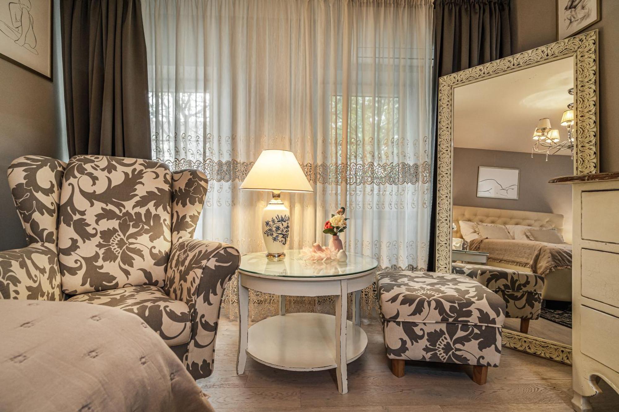 Luxurious And Royal Apartment In The Old Town Братислава Екстериор снимка
