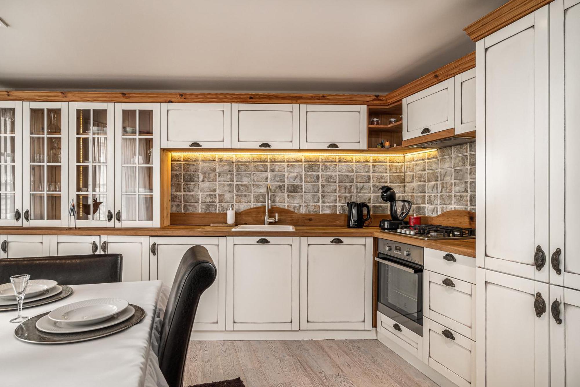 Luxurious And Royal Apartment In The Old Town Братислава Екстериор снимка
