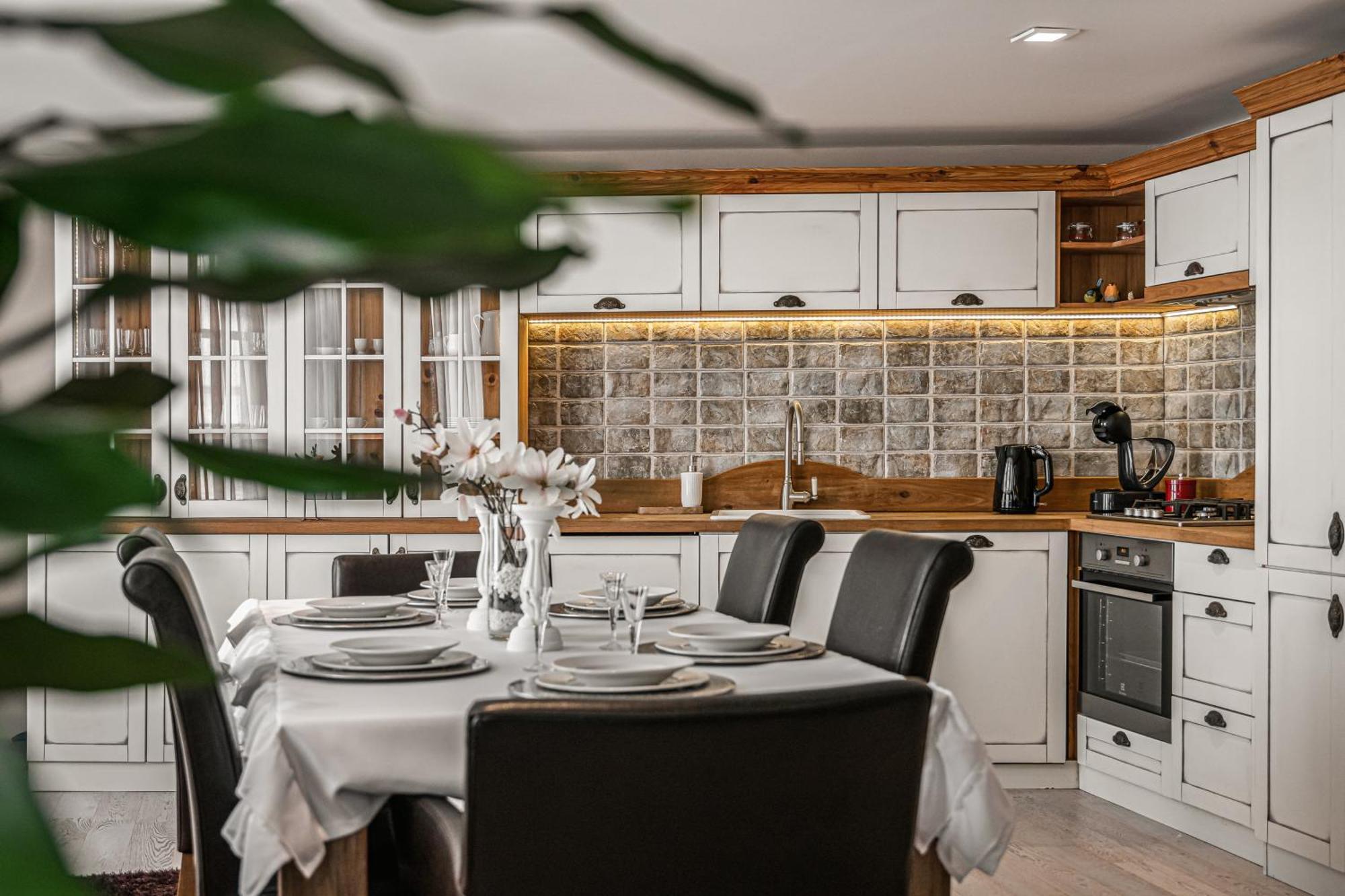 Luxurious And Royal Apartment In The Old Town Братислава Екстериор снимка