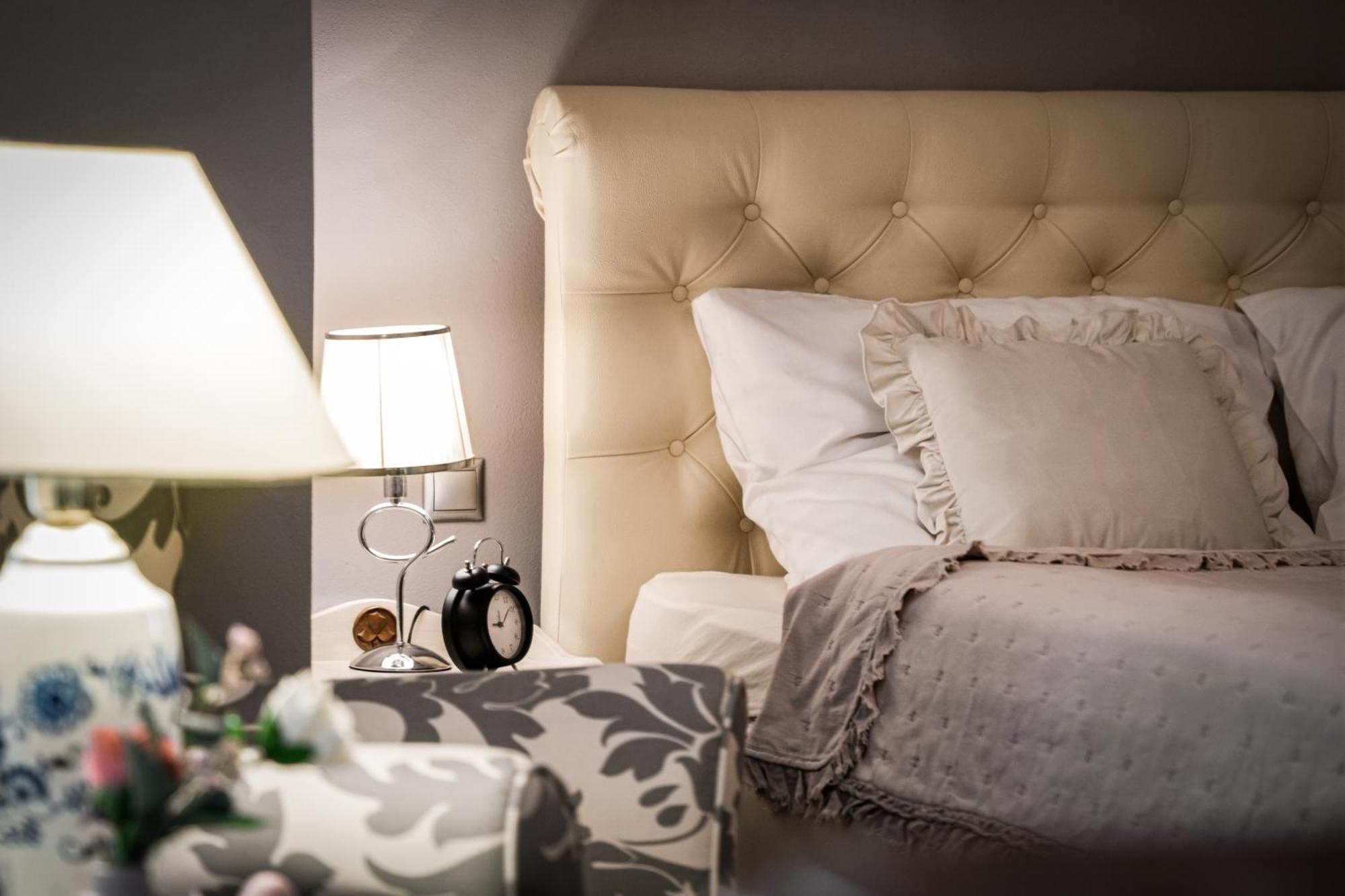 Luxurious And Royal Apartment In The Old Town Братислава Екстериор снимка