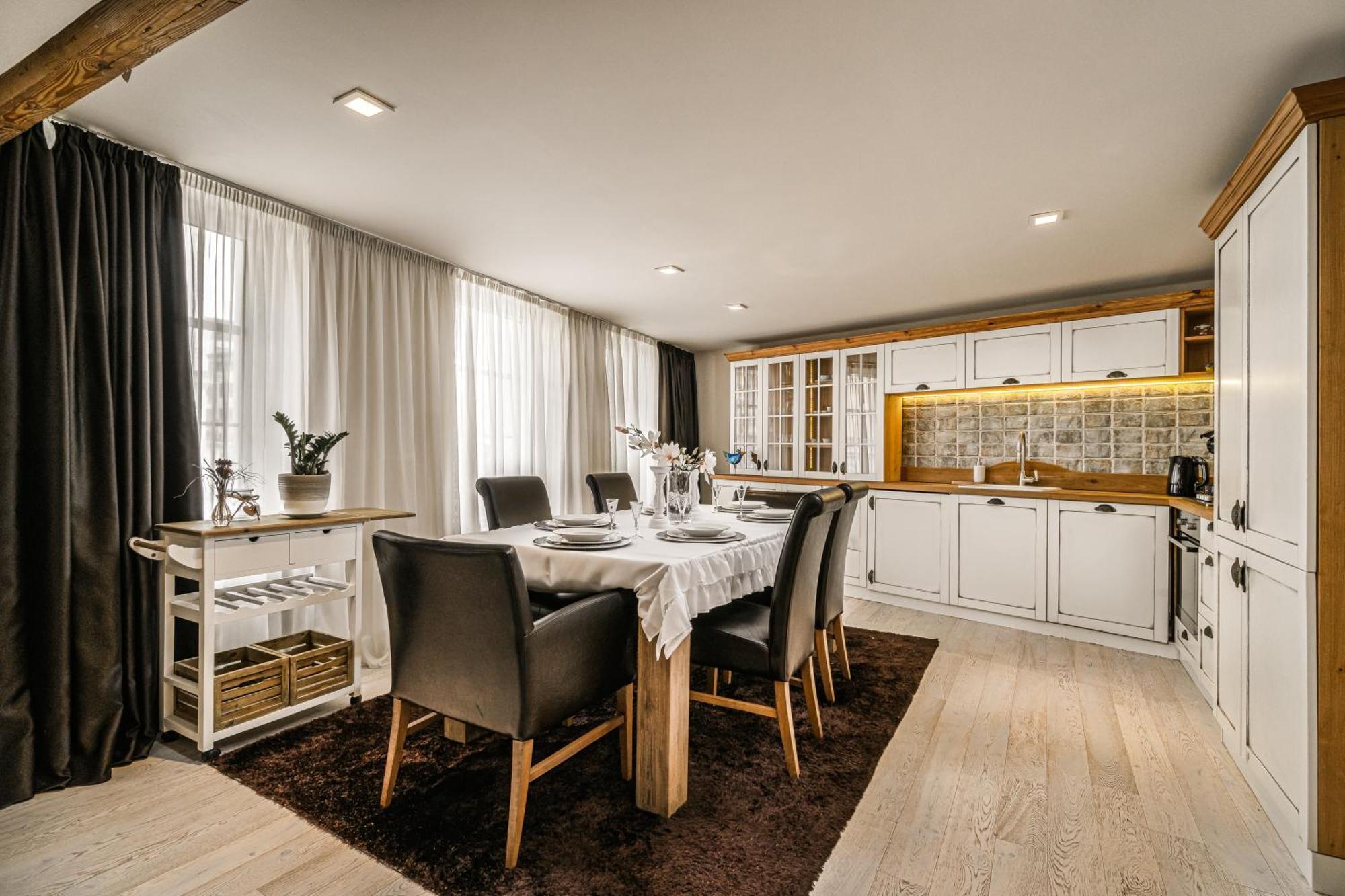 Luxurious And Royal Apartment In The Old Town Братислава Екстериор снимка
