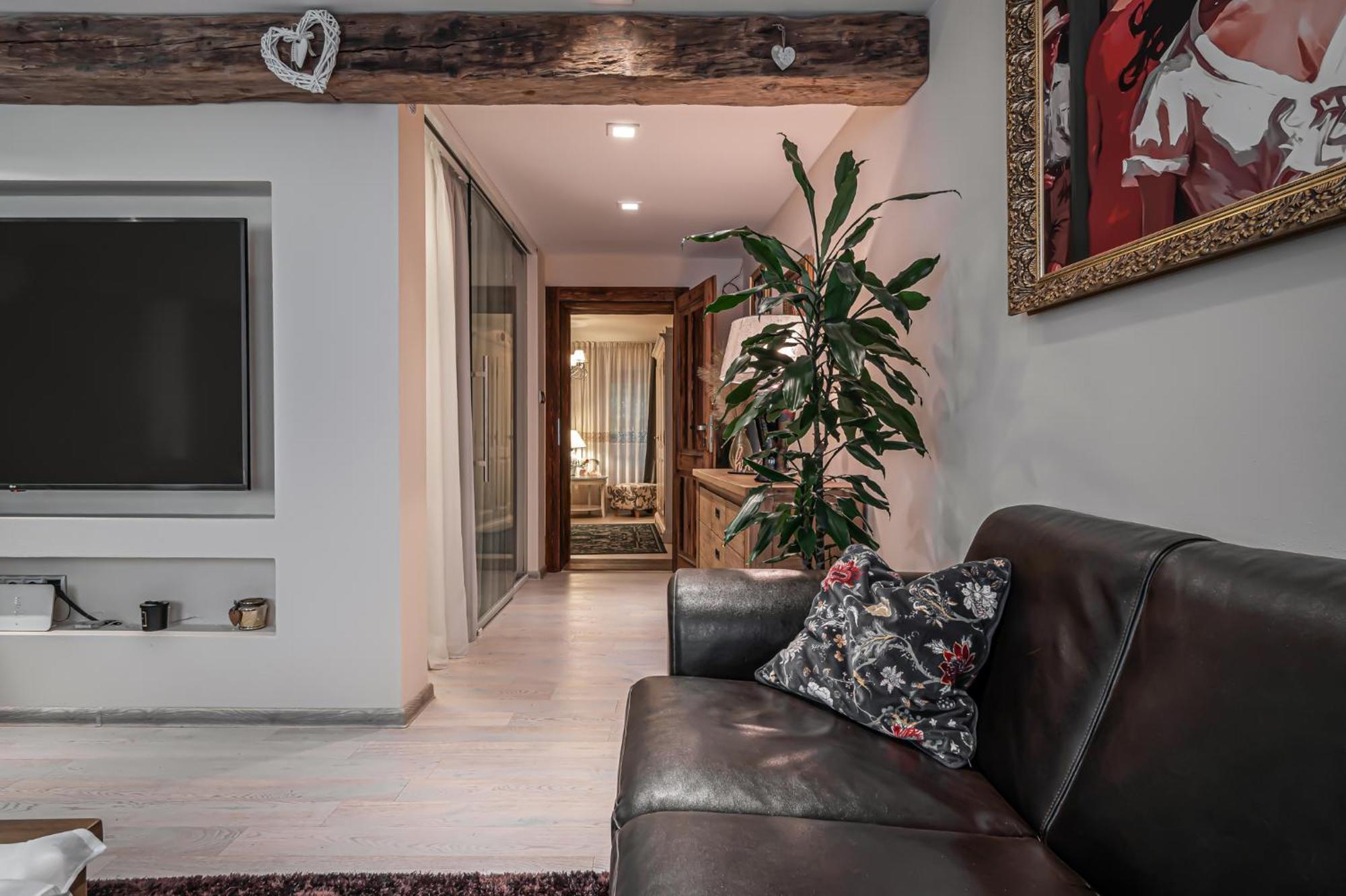 Luxurious And Royal Apartment In The Old Town Братислава Екстериор снимка