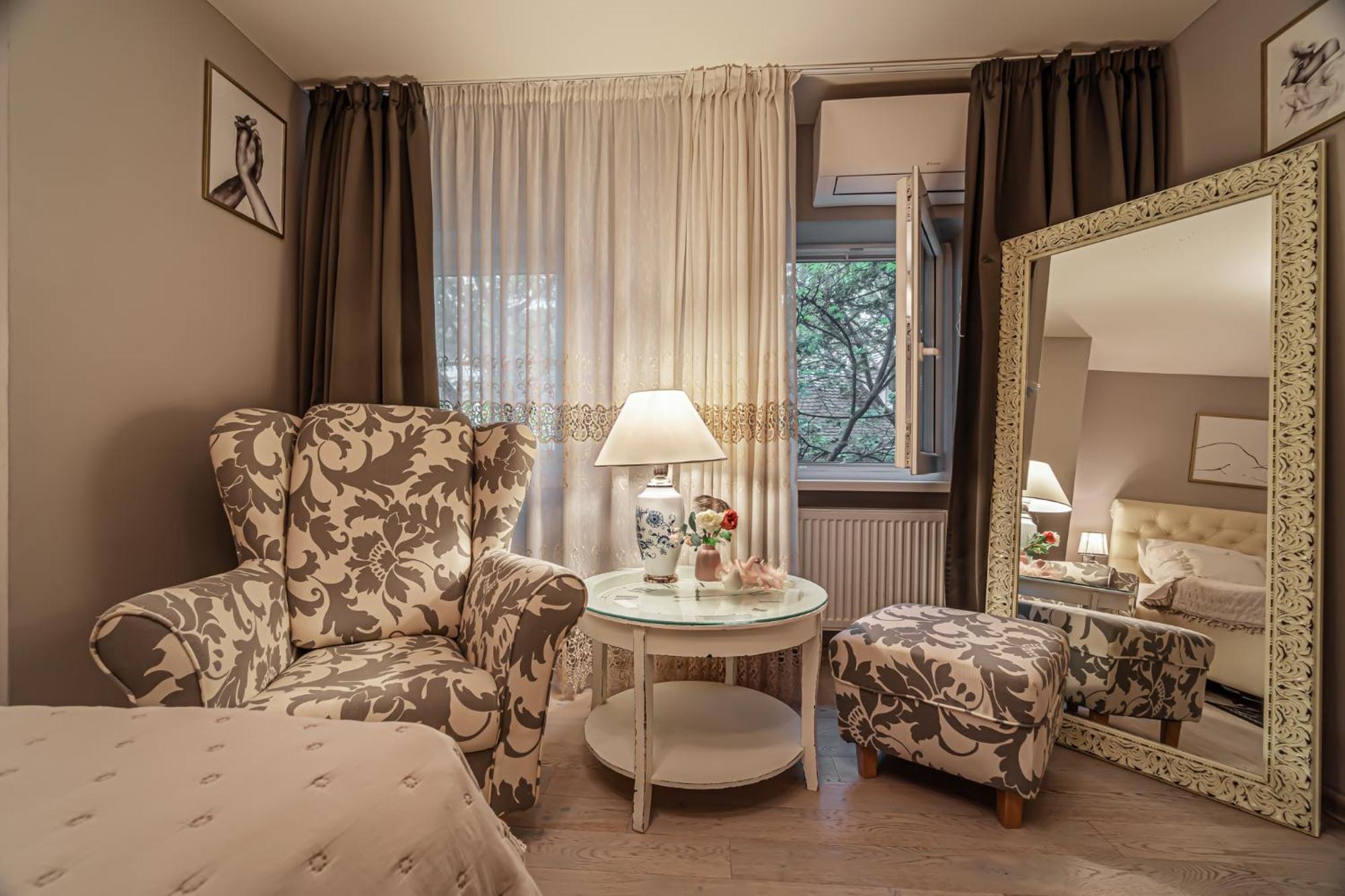 Luxurious And Royal Apartment In The Old Town Братислава Екстериор снимка