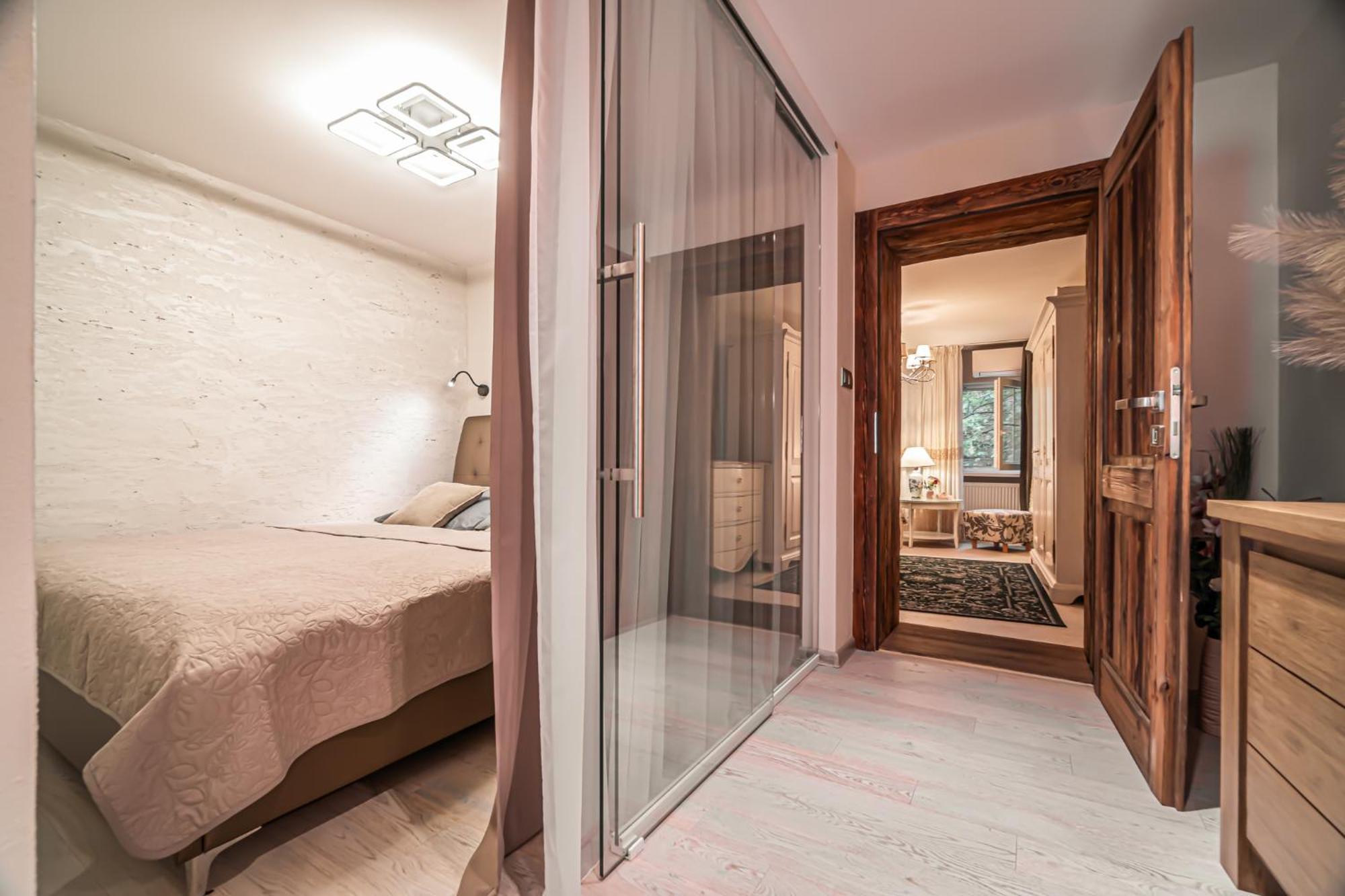 Luxurious And Royal Apartment In The Old Town Братислава Екстериор снимка